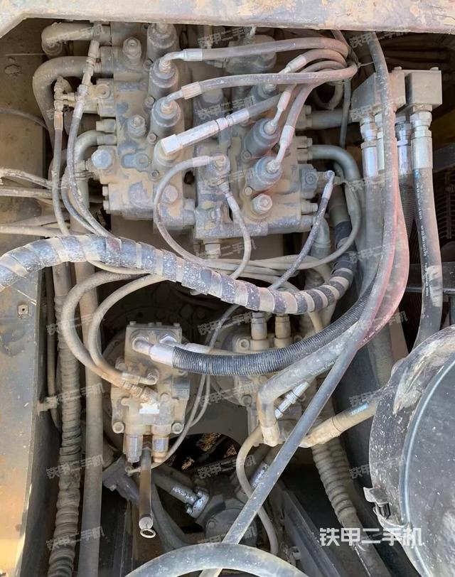 回转马达和主控阀（整机外观）