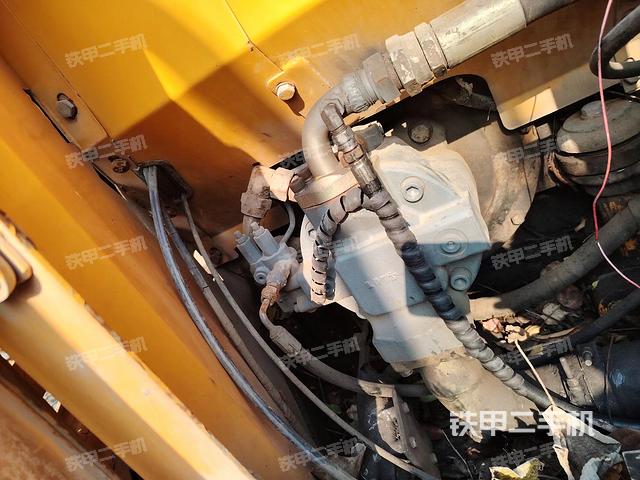 液压泵舱室正面整体（整机外观）