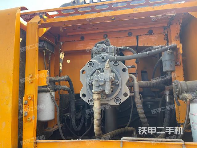 液压泵舱室正面整体（整机外观）