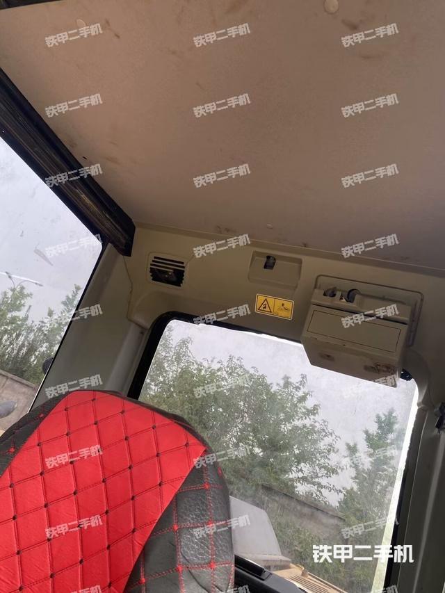 駕駛室頂部（整機外觀）