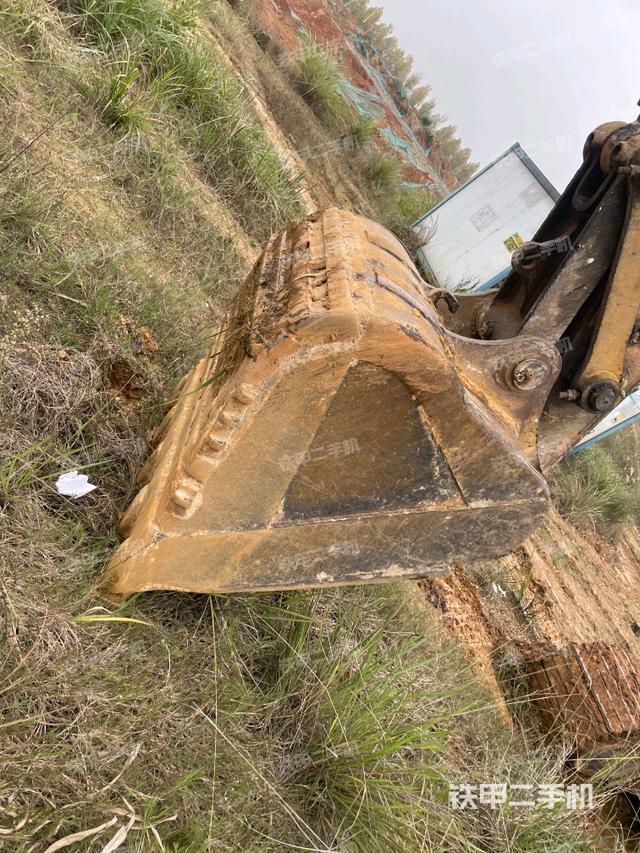 大臂油缸整体 竖拍（工作和回转装置）