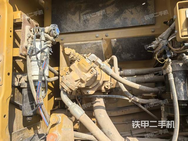 液压泵舱室正面整体（整机外观）