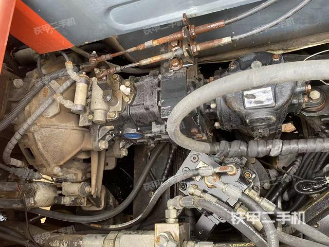 液压泵舱室正面整体（整机外观）