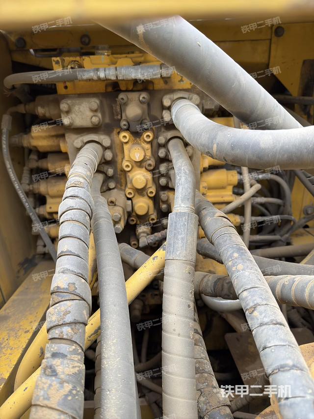 回转马达和主控阀（整机外观）