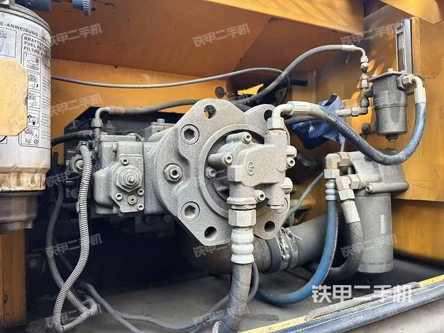 液压泵舱室正面整体（整机外观）