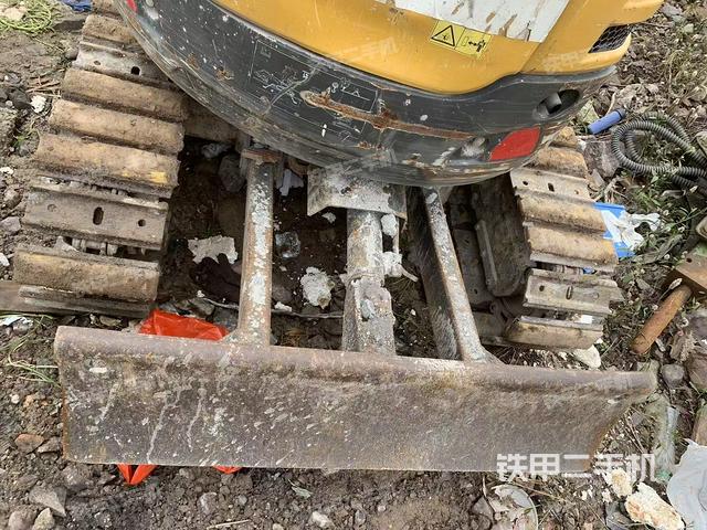 液压泵舱室正面整体（整机外观）