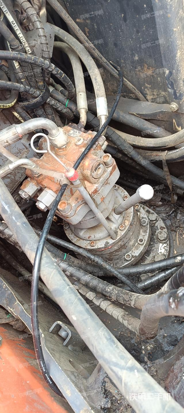 回转马达和主控阀（整机外观）