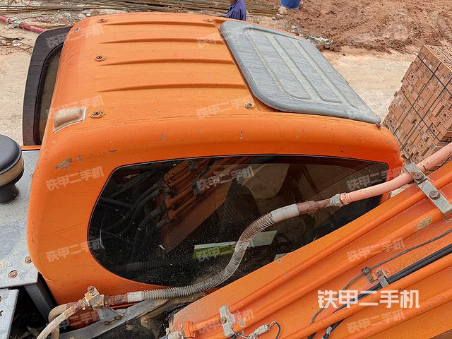 驾驶室顶部（整机外观）