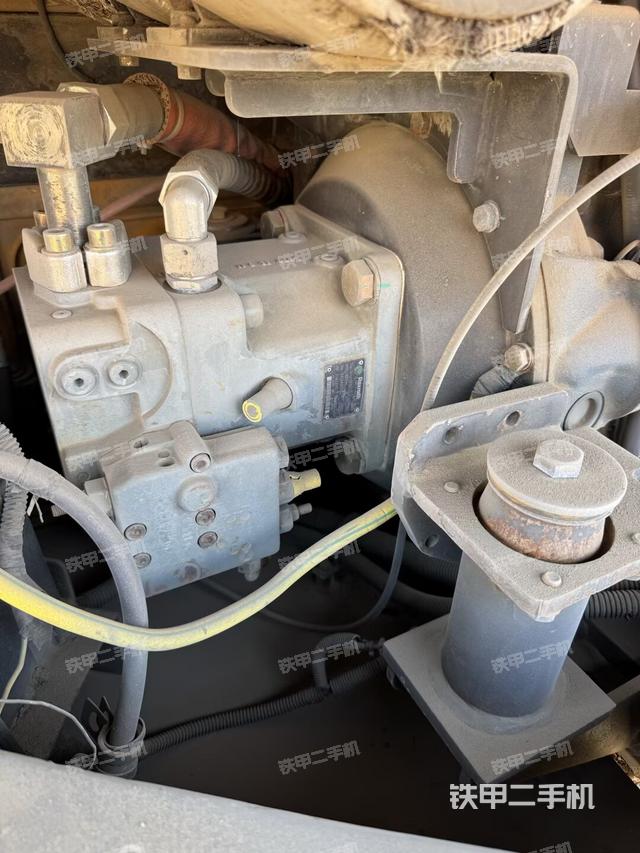 液压泵舱室正面整体（整机外观）