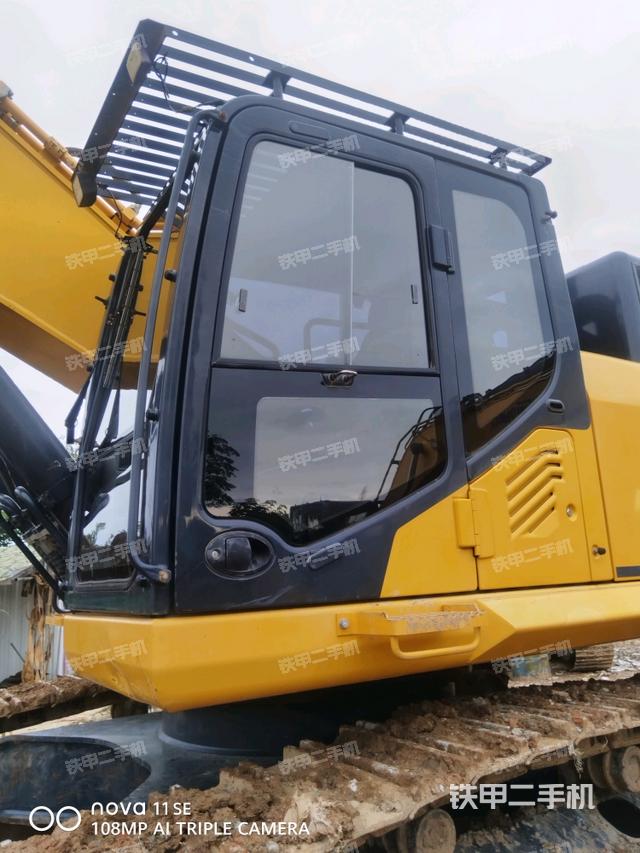 行走控制手柄和踏板?俯拍（駕駛室部分）