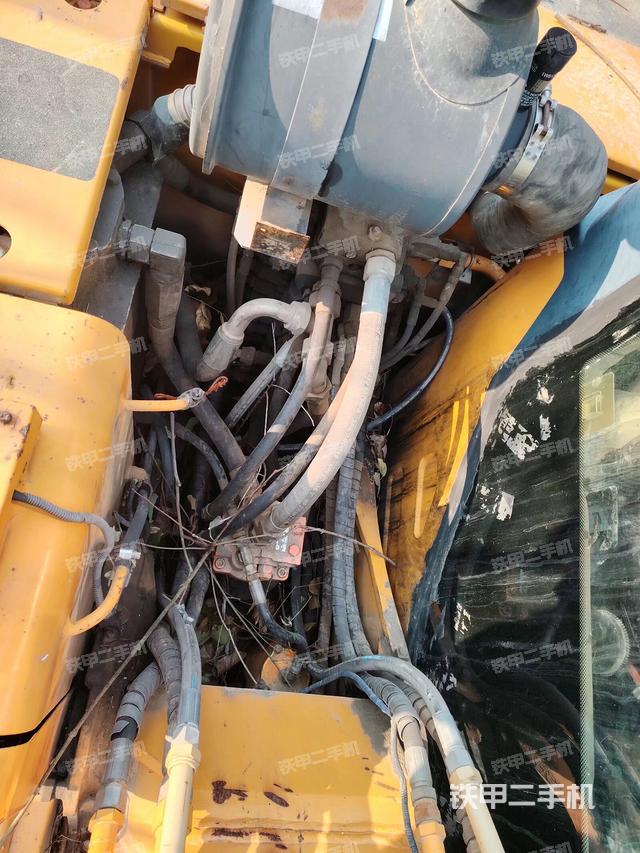 回转马达和主控阀（整机外观）