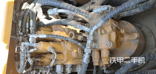 回转马达和主控阀（整机外观）