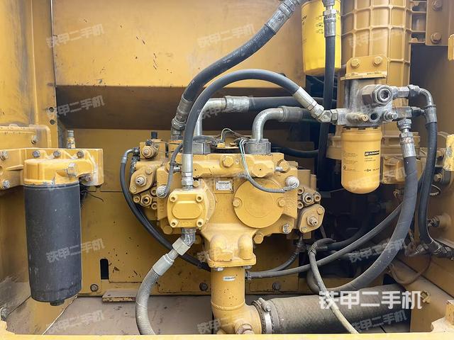 液压泵舱室正面整体（整机外观）