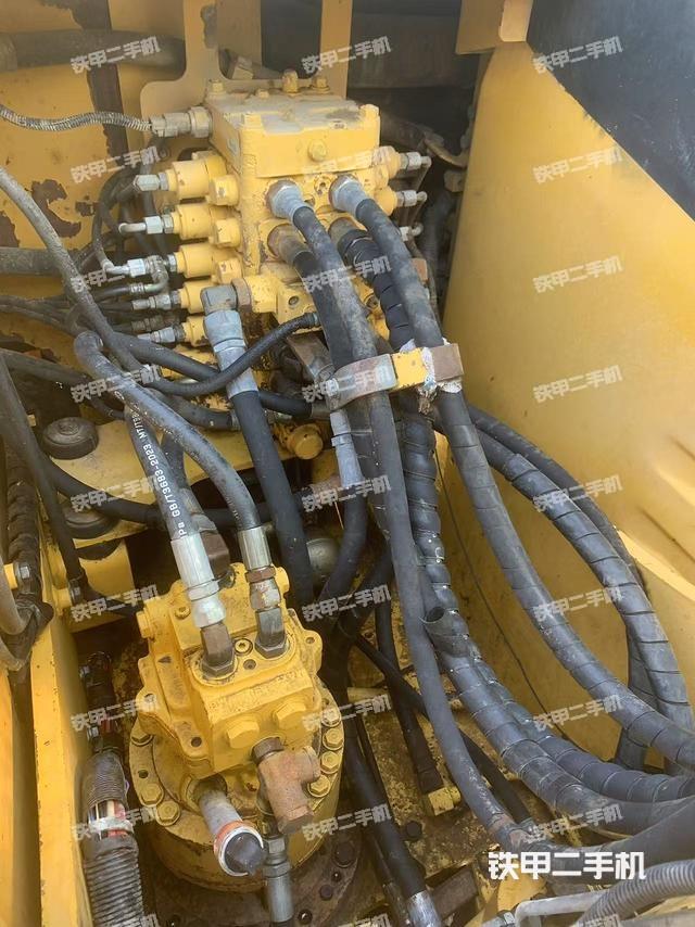 回转马达和主控阀（整机外观）