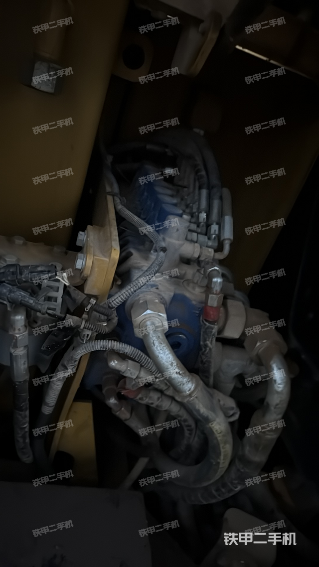 回轉(zhuǎn)馬達(dá)和主控閥（整機(jī)外觀）