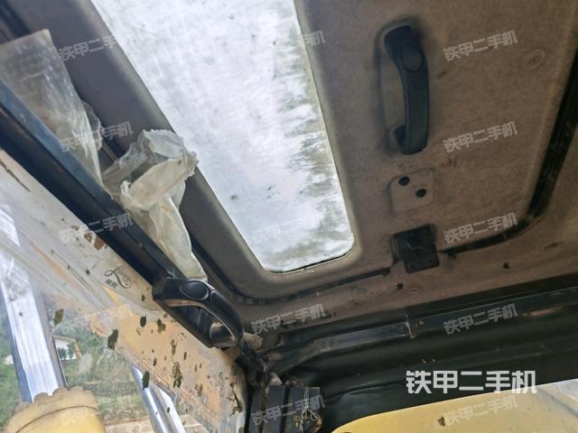 左后方玻璃角標（駕駛室部分）