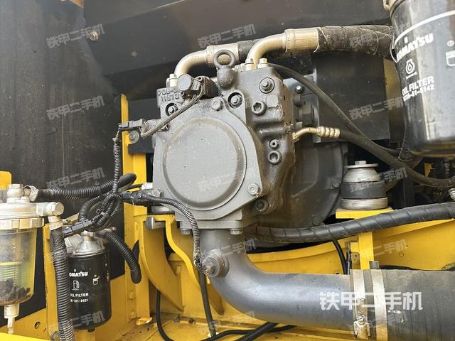 液压泵舱室正面整体（整机外观）