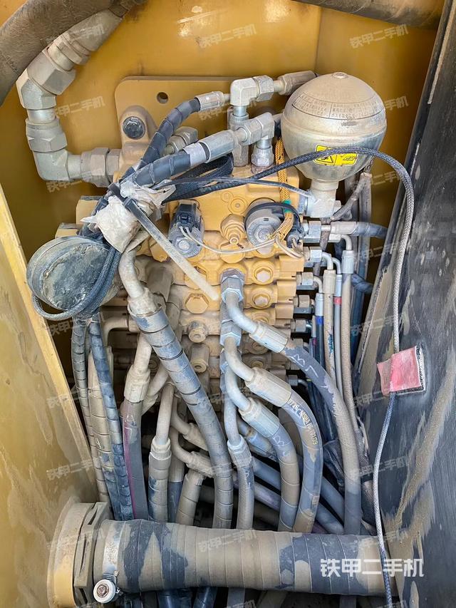 回轉馬達和主控閥（整機外觀）