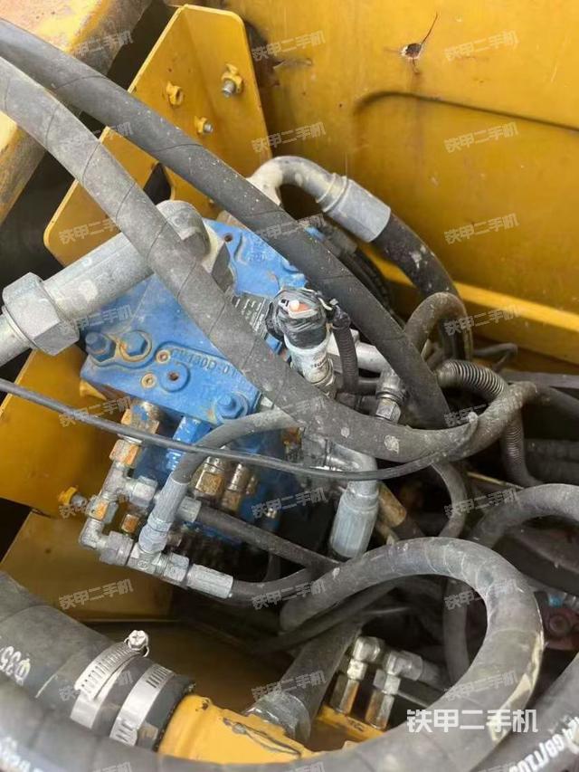 回转马达和主控阀（整机外观）