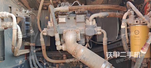 液压泵舱室正面整体（整机外观）