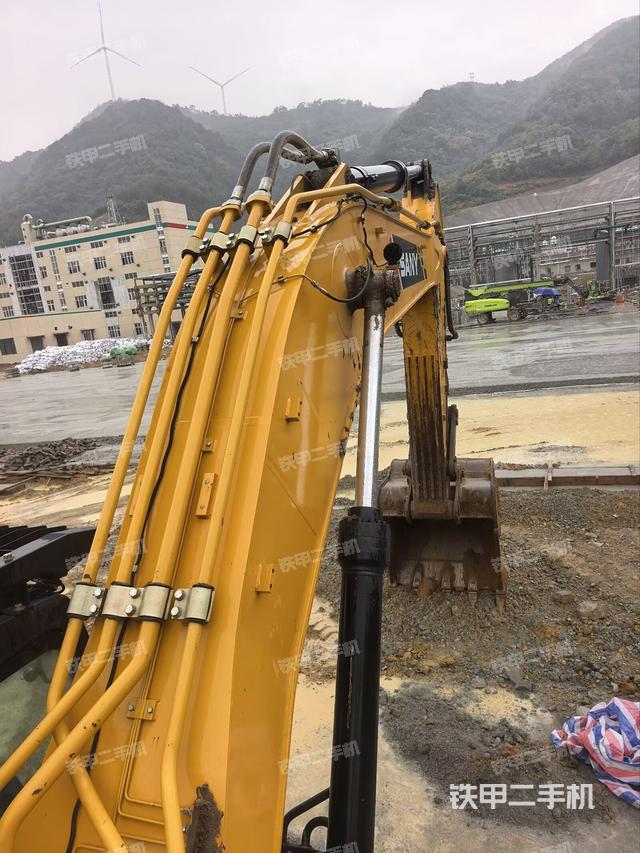 大臂油缸整体 竖拍（工作和回转装置）