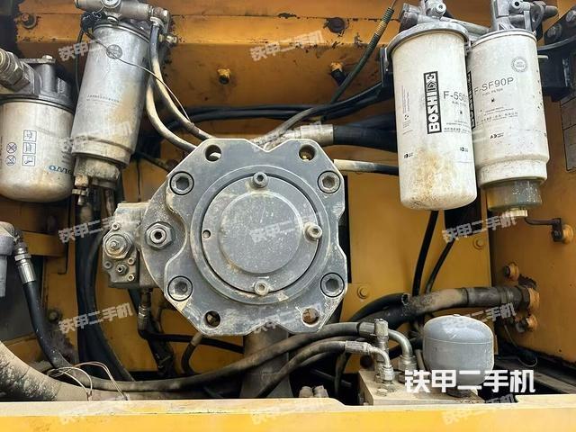 液压泵舱室正面整体（整机外观）