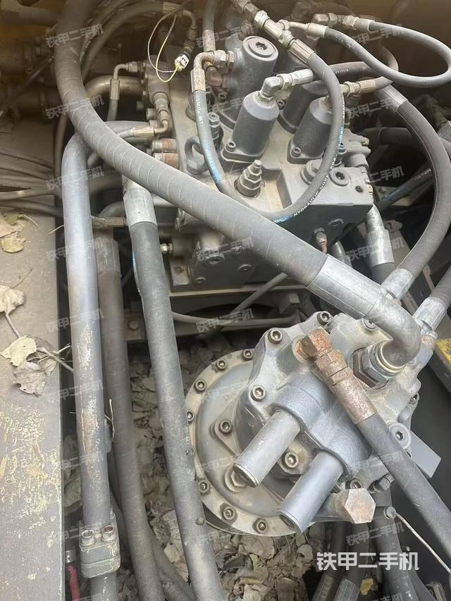 回转马达和主控阀（整机外观）