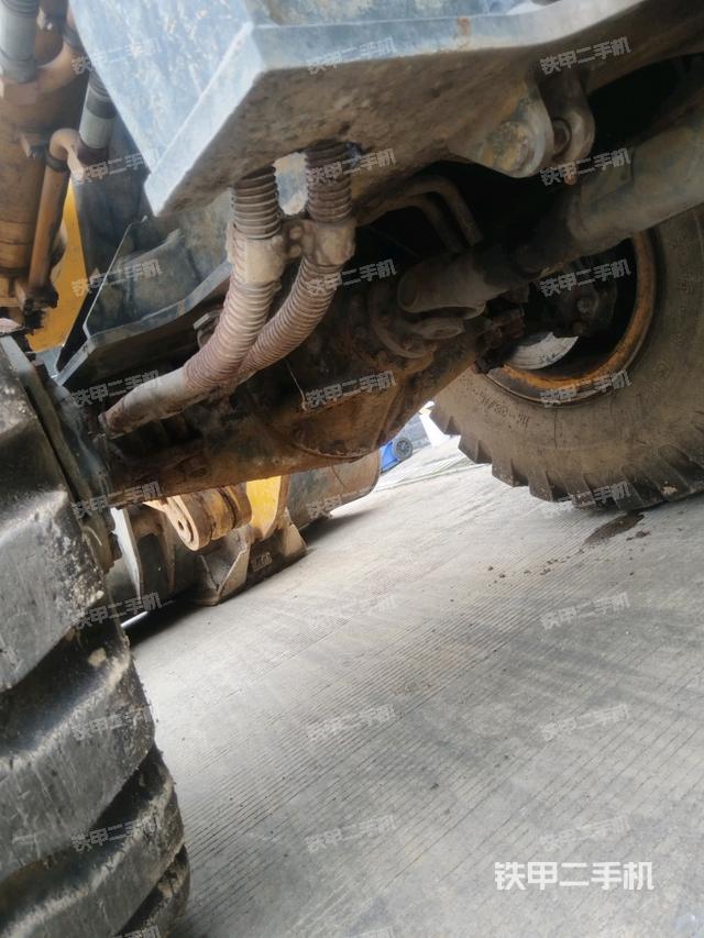 车架铰接（液压/传动系统）