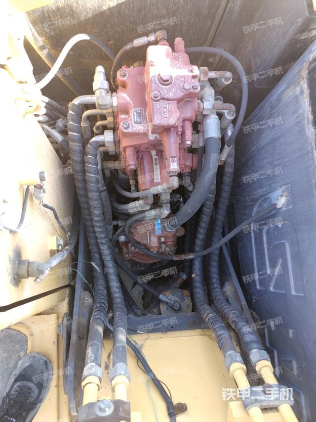 回转马达和主控阀（整机外观）