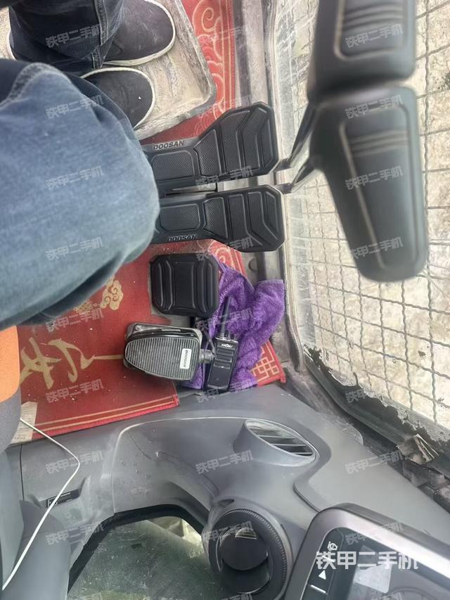 行走控制手柄和踏板 俯拍（驾驶室部分）