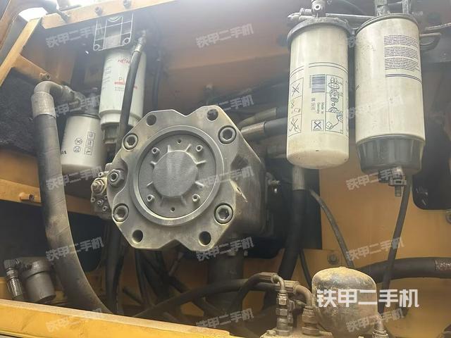 液压泵舱室正面整体（整机外观）