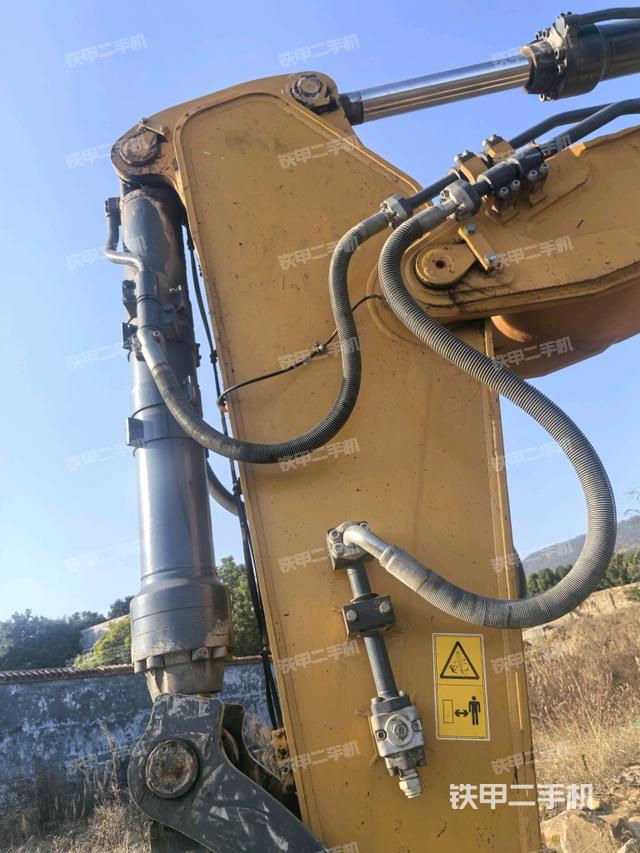 大臂油缸整体 竖拍（工作和回转装置）