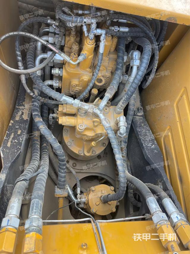 回转马达和主控阀（整机外观）