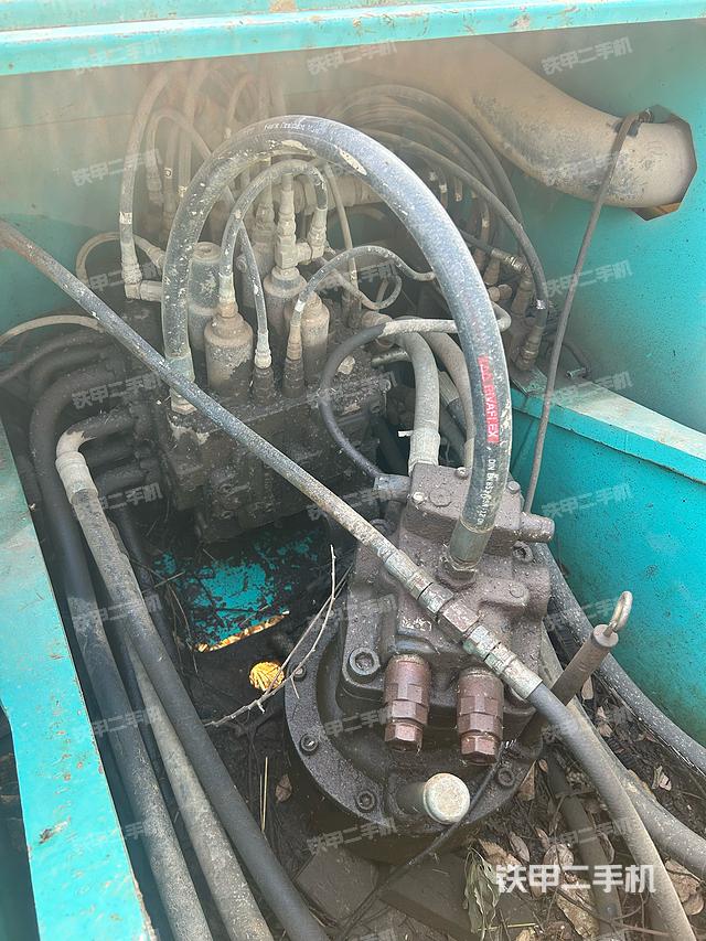 回转马达和主控阀（整机外观）