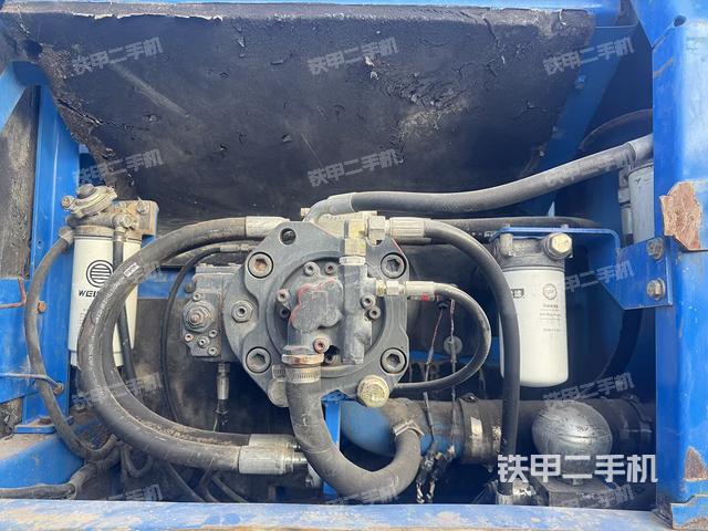 液压泵舱室正面整体（整机外观）