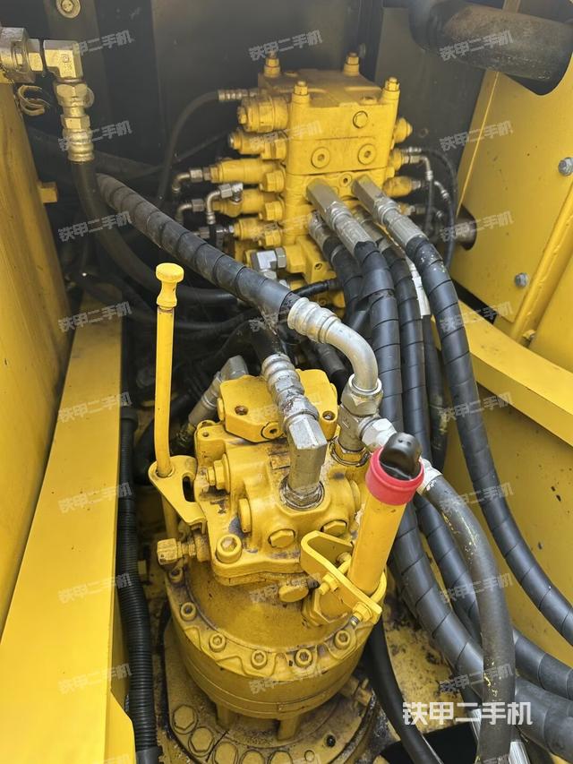 回转马达和主控阀（整机外观）