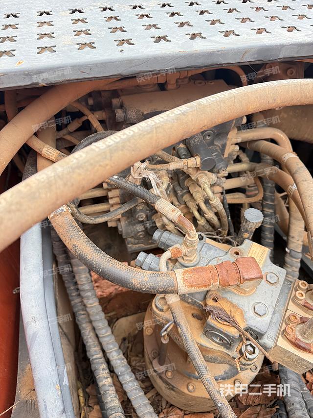 回转马达和主控阀（整机外观）