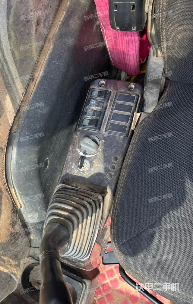 座椅右侧控制台/钥匙门/油门/含右手柄（驾驶室部分）