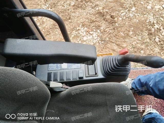 左后方玻璃角標（駕駛室部分）