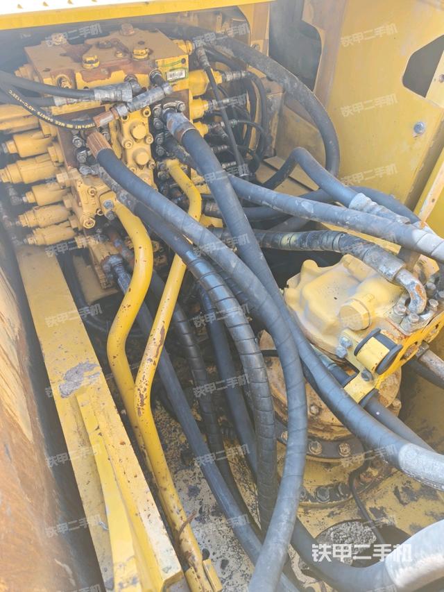 回转马达和主控阀（整机外观）