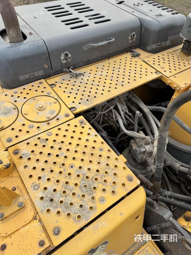 驾驶室顶部（整机外观）