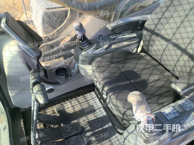行走控制手柄和踏板 俯拍（驾驶室部分）