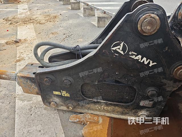 液壓泵艙室正面整體（整機外觀）