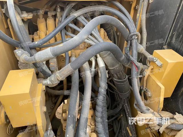 回转马达和主控阀（整机外观）