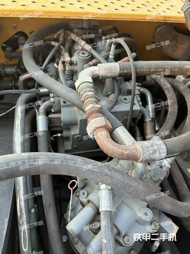 回转马达和主控阀（整机外观）