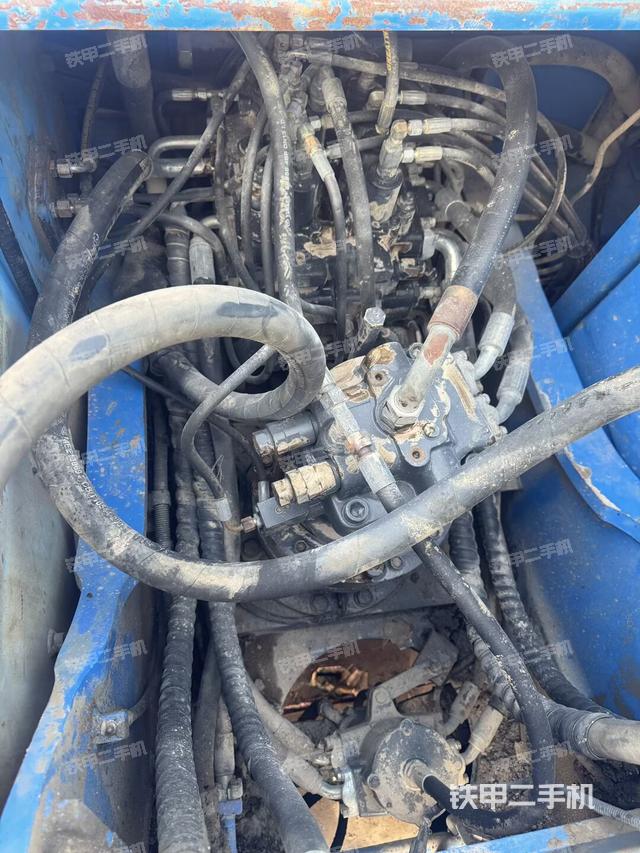 回转马达和主控阀（整机外观）