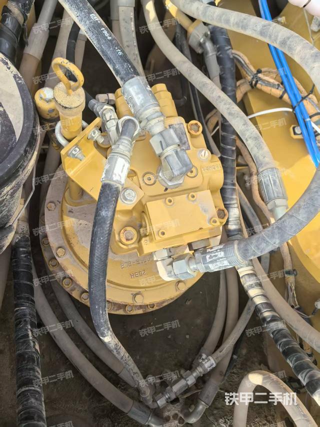 回转马达和主控阀（整机外观）