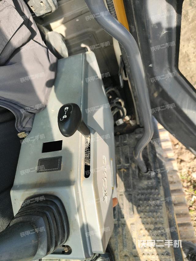 座椅左侧控制台/音响/含左手柄（驾驶室部分）