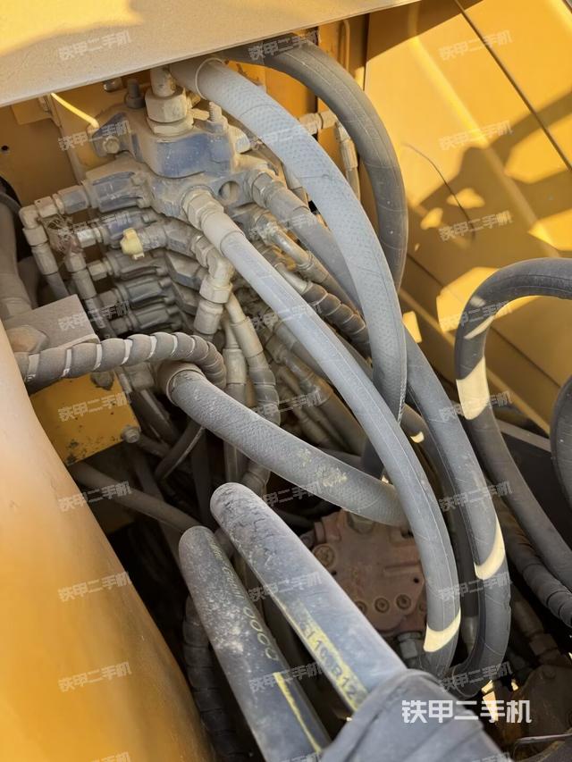 回转马达和主控阀（整机外观）