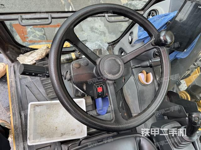 行走控制手柄和踏板?俯拍（駕駛室部分）